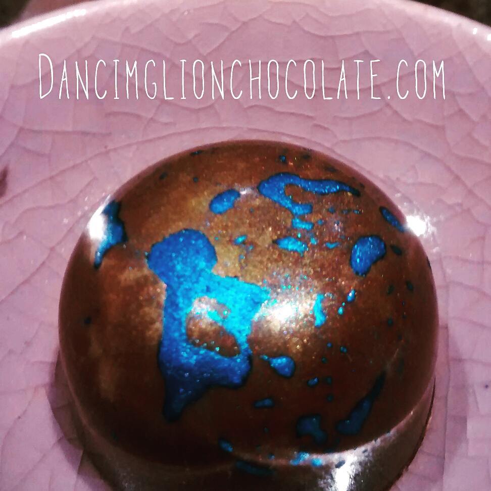 Bright & fruity, tart & dark! I shall call it BLUE WORLD -Rich

Lemon, lemon, Limoncello white chocolate ganache in Madagascar 64% dark chocolate. #DLCbonbons #chocolate.