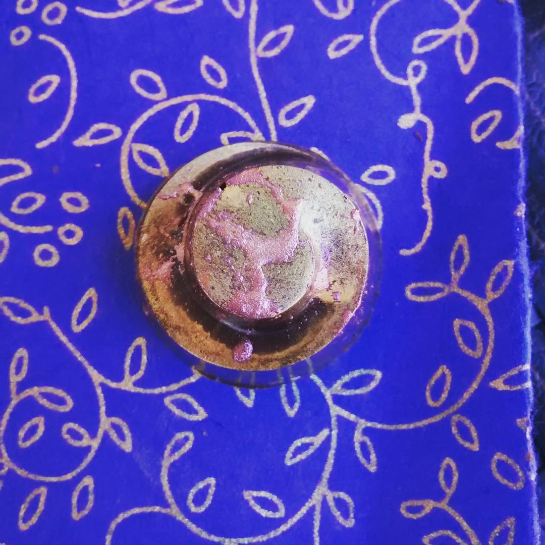 ASSYMETRIES - Mexican vanilla, saffron, tropical fruits, & local honey in Midnight 86% & Tikal 43