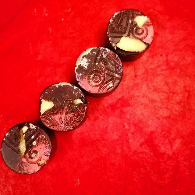 (not a) COBBLER - nectarine, Ethiopian black cardamom, & mastic with Liona Dominican Republic dark in El Salvador 97% embedded with house-candied ginger. #chocolatier #chocolate #artisanchocolate @epicesdecru @fruitionchocolate @mesocacao