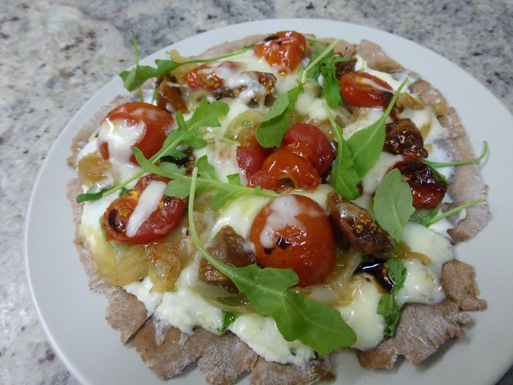 Cocoa Pizza with figs and arugula