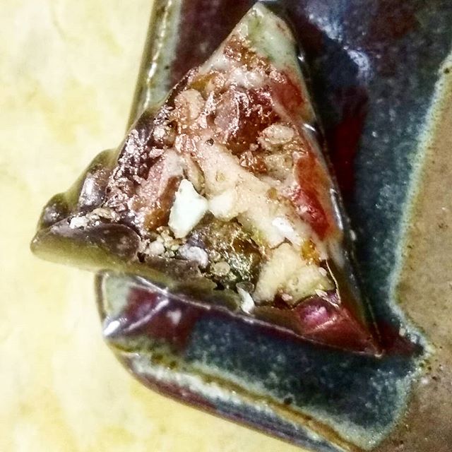 ... AND KINGS - Pickled apple, pecan praliné with oregano ganache in Guatemalan white Jade and Hacienda Rio dulce @dantachocolate#chocolatelovers #chocolatier #chocolateasart #pickledapple #pecanpraliné #freshoregano