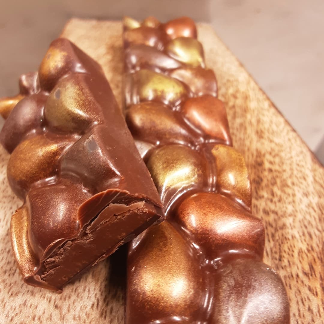 BETWEEN TABASCO AND PETÉN - Rare Almendra Blanca Mexico white bean choclate & Mexican Heirloom vanilla ganache cast in our Tabasco region dark milk.#chocolatier #beantobonbon #mexico #cacao @agroflorestamx @finechocolateindustryassocA study in Mexican chocolate and vanilla.