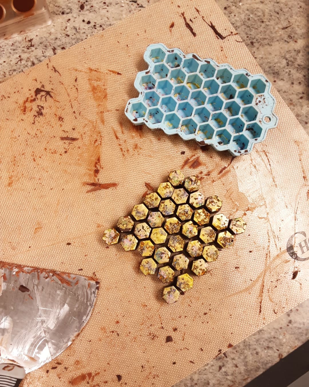 DRIVING INTO MIDDLEBURGH: Shaman's Mom's Hawaiian bee pollen and honey with Ghana chocolate cast in Mexican dark and milk.#chocolatier #bees #hawaii @agroflorestamx @kellytreehuggerWildflowers spatter roadsides of a childhood memoryBut the flowers have flown to Maui onThe backs of bumblebees.