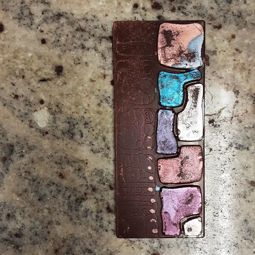 XOCHITLI Limited Edition Bar.Sweet blossoms, vibrant quetzalli; precious feathers of Quetzal reflected in sunlight.Bolivia "Itenez" chocolate tastes of black cherries and pepper;Tanzania of strawberries;Salt infused with cherry blossoms,between.#chocolatier #chocolatebar #beantobar #nahuatl #kyoto