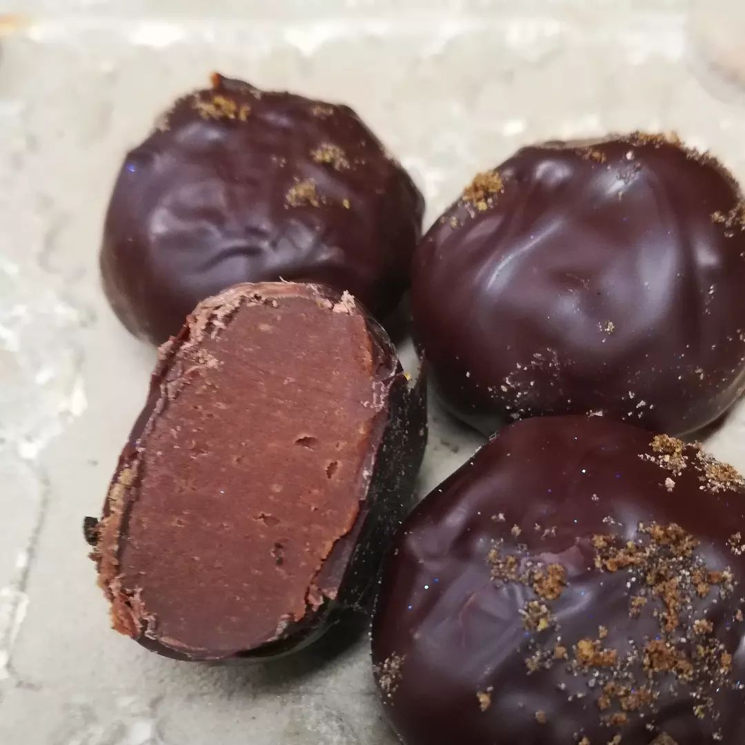 NICE SPICE - Tanzania milk chocolate truffle enrobed in Wild Bolivia Itenez Heirloom dark and dusted with allspice and mace.#chocolatier #finechocolate @finechocolateindustryassoc @heirloomcacaoSugar and spice wasOnce very nice butThe rhyme is passe;That world's gone away.It's better today.