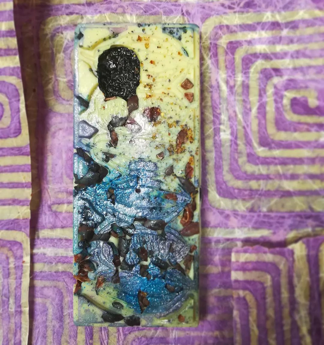 THE WINDOW Bar. Natural white 40% with juniper, Puerto Rico cacao nibs, and a single tart cherry.Twilight into duskystars on a Parrish skyat the top of thestairs and I glimpsethrough panes ofgridded glass as thesweet-tart memorylingers past.#chocolatier #whitechocolate #maxfieldparrish